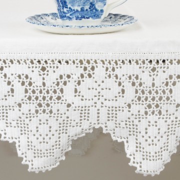 Pequeño mantel artesanal blanco
