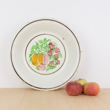 Plato o fuente antigua con fruta