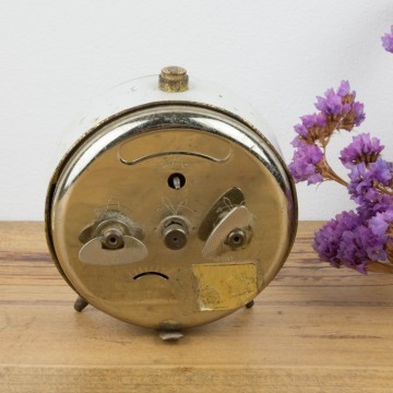 Antiguo reloj despertador de metal blanco