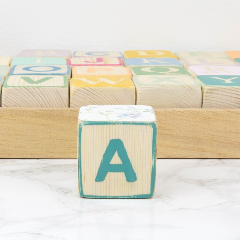 bloques de madera con letras